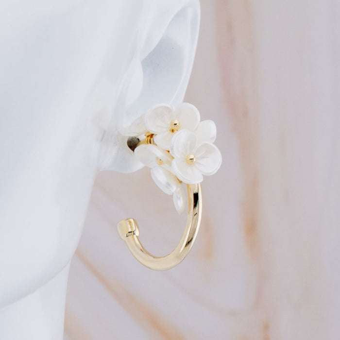 Arete c hoop con flor baño 18k