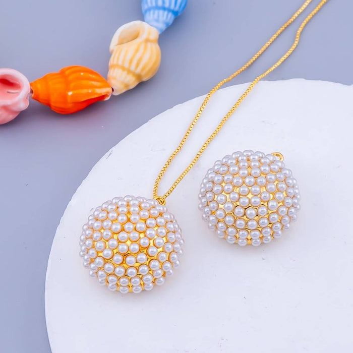 Dije media bola con perlas baño 18k