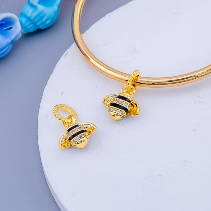 Charm con micropave abeja baño 18k