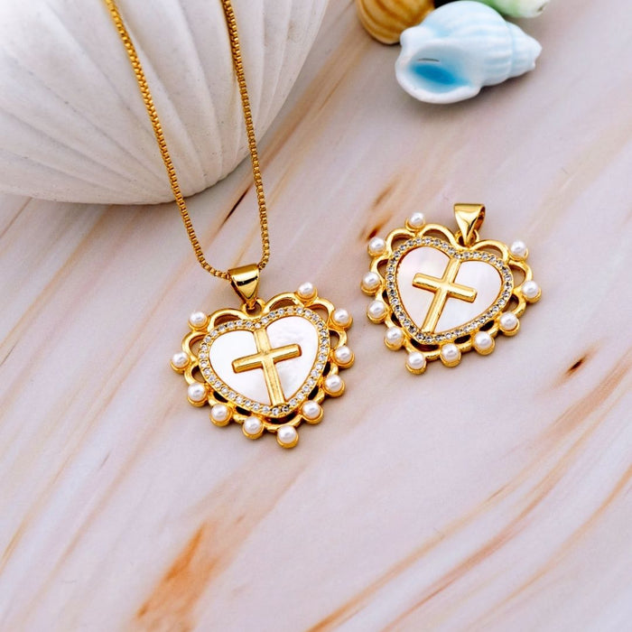 Dije Micropave corazon de madre perla con perlas y cruz en baño de 18k