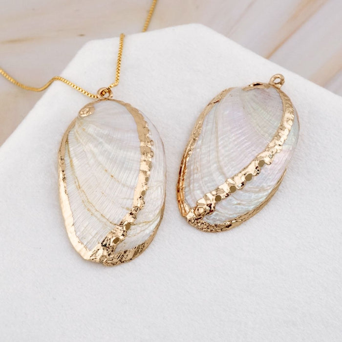 Dije de concha de mar con decorado en baño de 18k