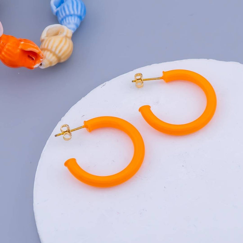 Aretes C hoops esmaltados baño 18k