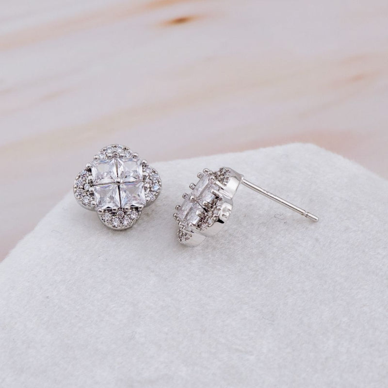 Aretes stud con zirconias baño 18k