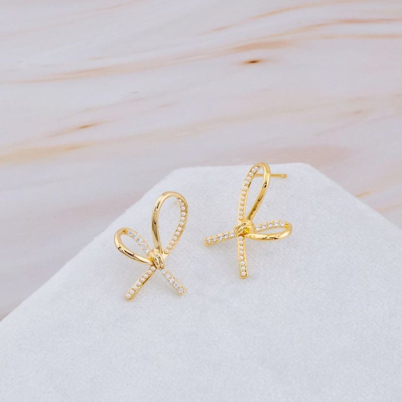 Aretes stud chongo con perlas y zirconias baño 18k