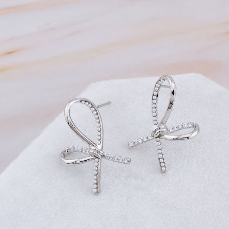 Aretes stud chongo con perlas y zirconias baño 18k