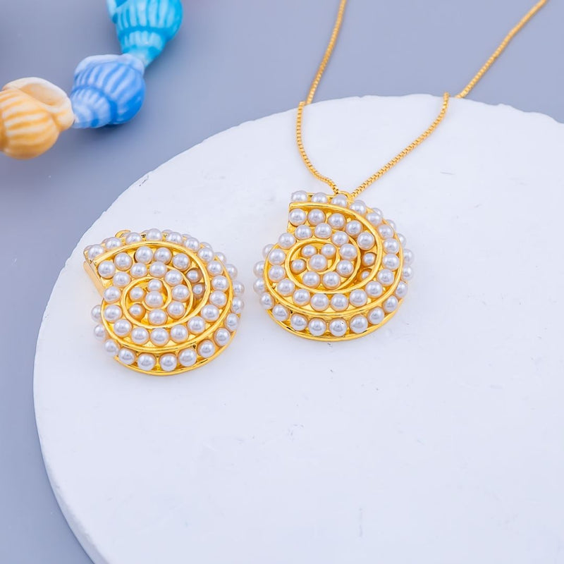 Dije micropave en forma de caracol de mar baño 18k y perlas