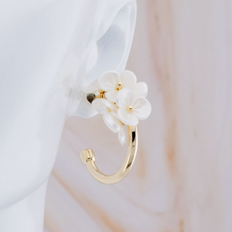 Arete c hoop con flor baño 18k