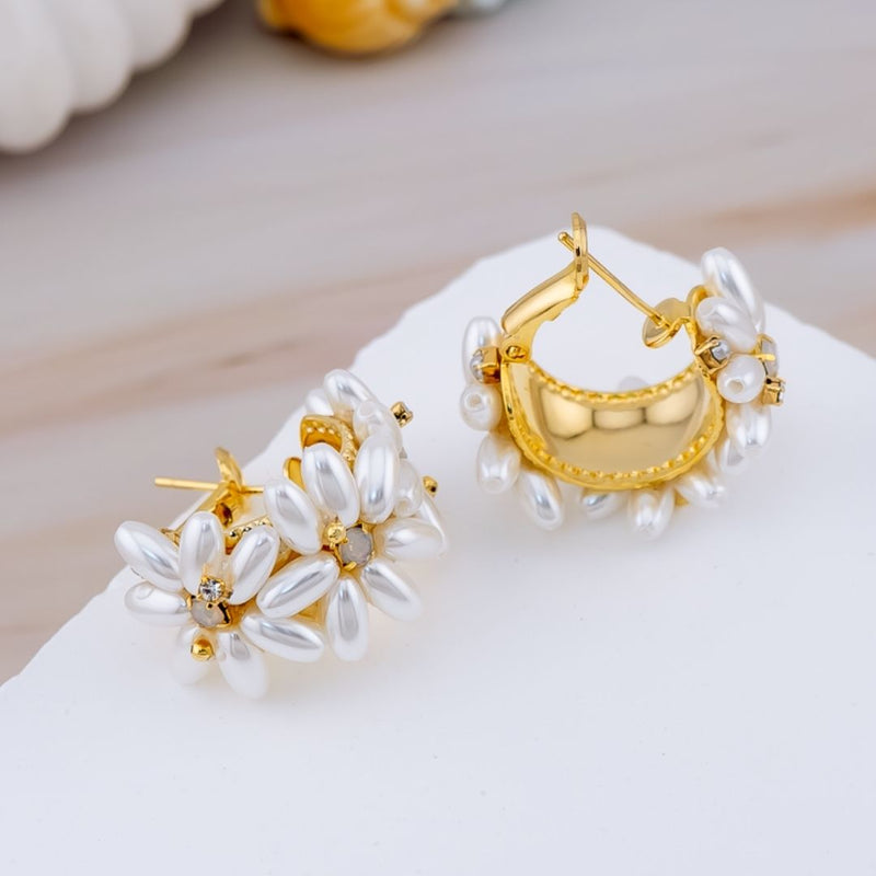 Aretes hoop en forma flor baño 18k con perlas