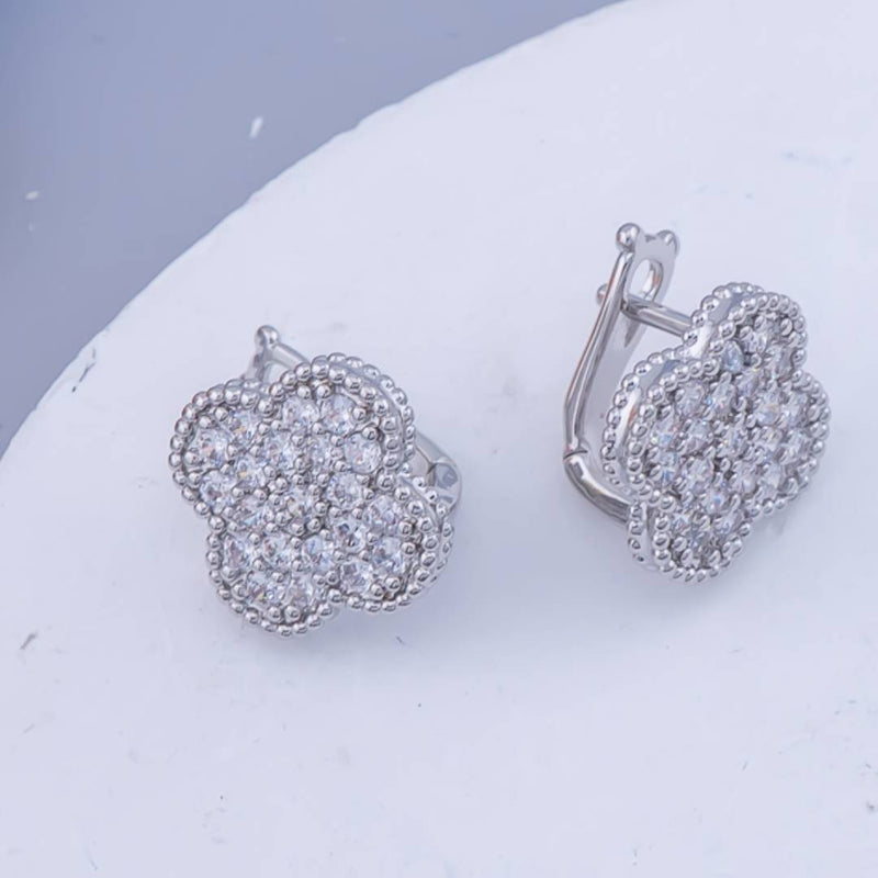 Aretes en forma de trebol con zirconias baño 18k