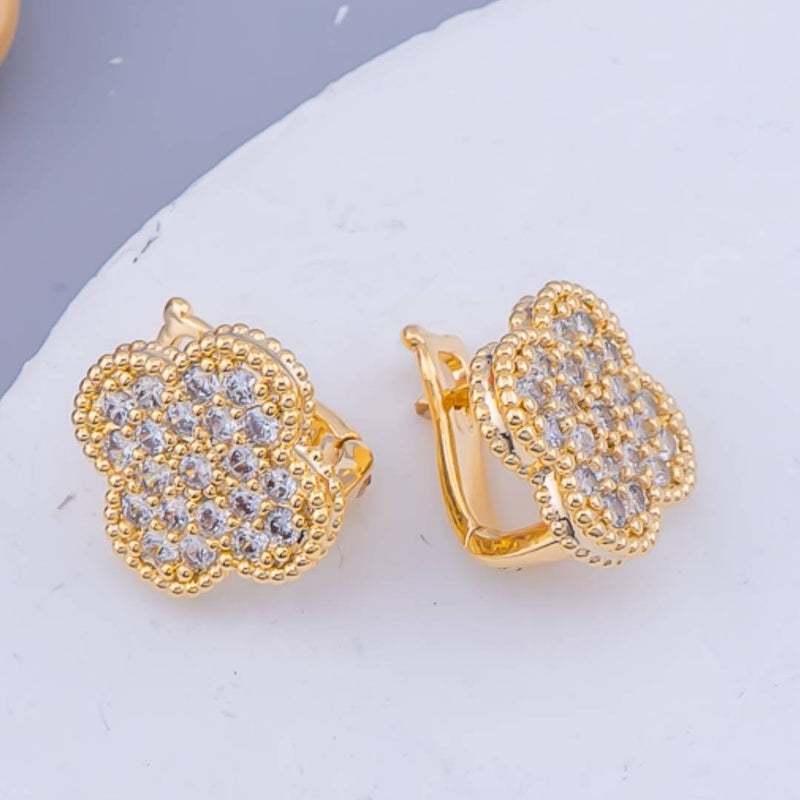Aretes en forma de trebol con zirconias baño 18k