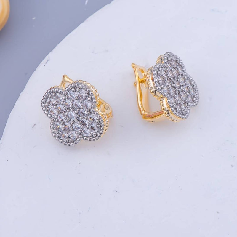 Aretes en forma de trebol con zirconias baño 18k