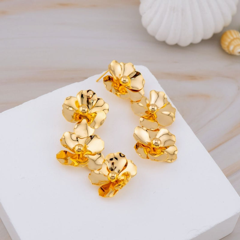 Aretes en tendencia largos de flores baño 18k