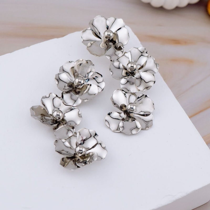 Aretes en tendencia largos de flores baño 18k