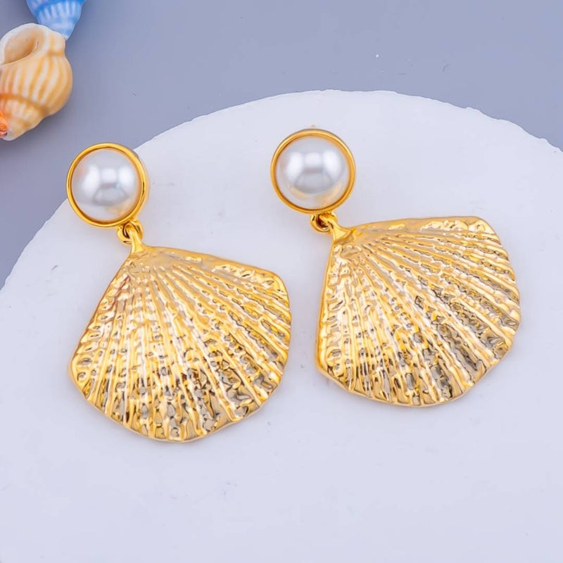 Aretes colagante con perlas en forma de concha de mar baño 18K