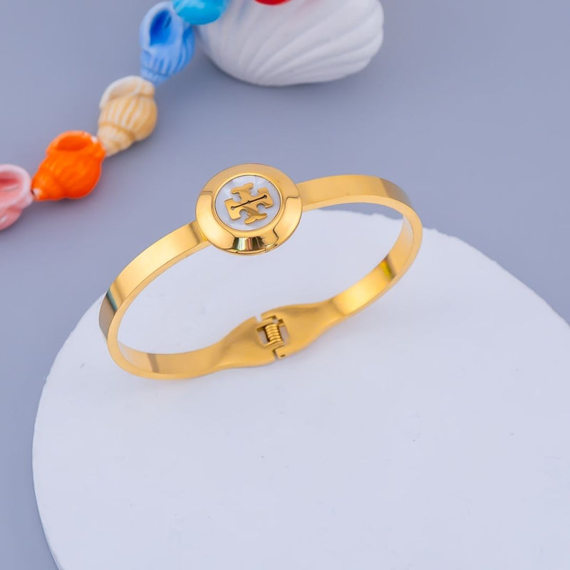 Brazalete en tendencia  acero inoxidable y madre perla