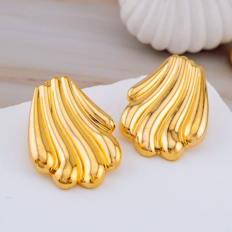 Arete stud en forma de concha baño 18k