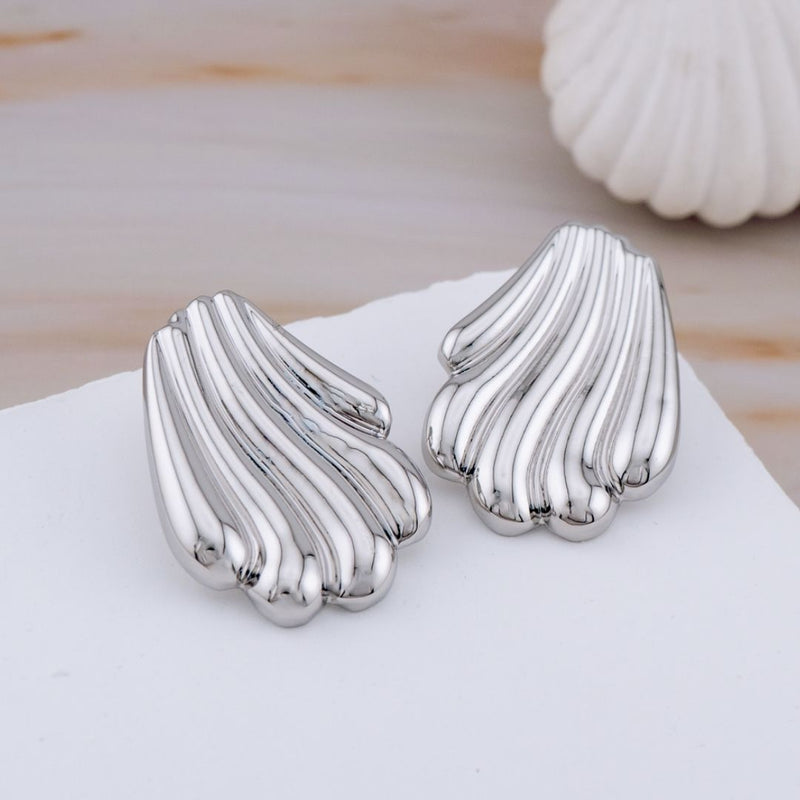 Arete stud en forma de concha baño 18k