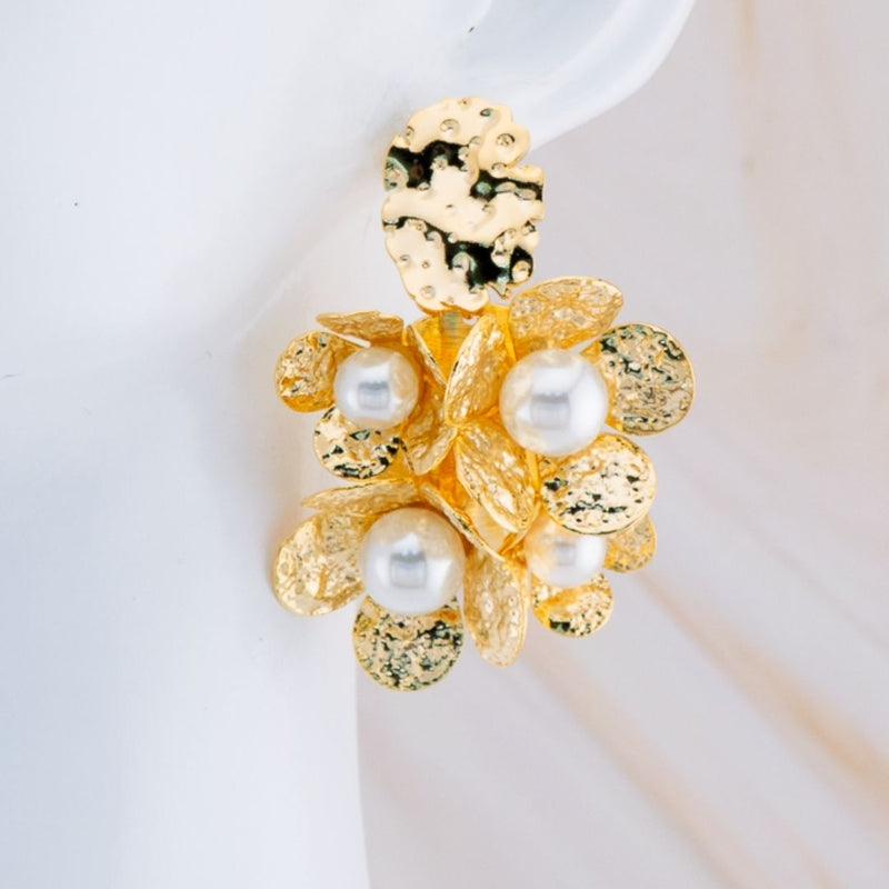 Aretes perlas flor baño 18k