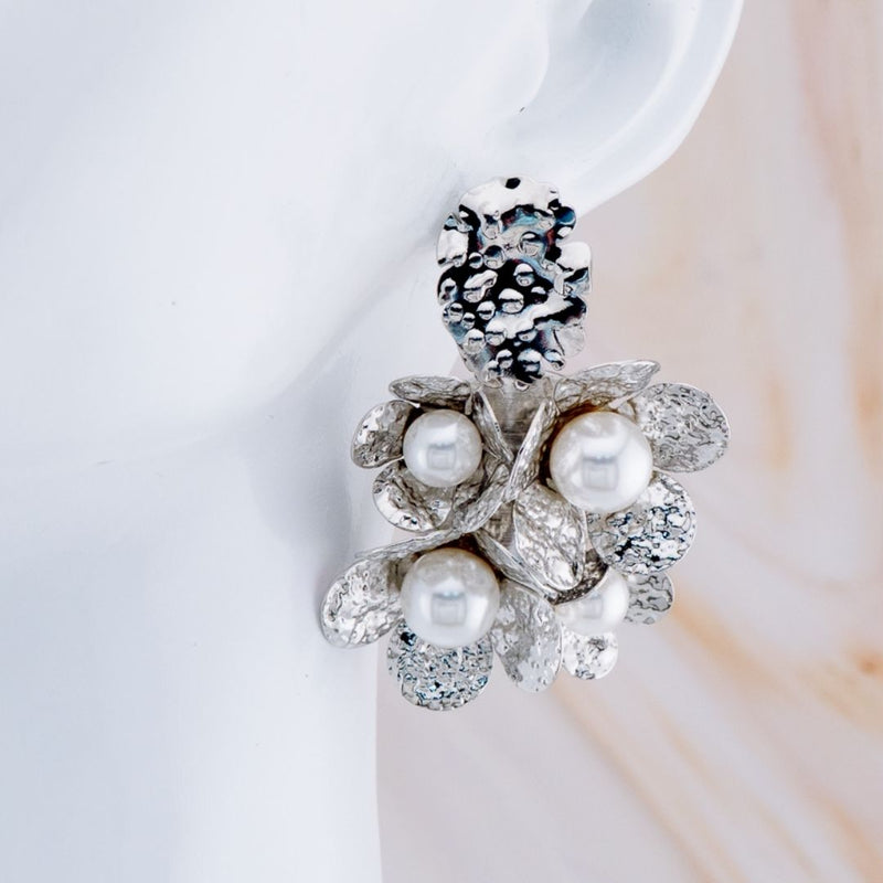 Aretes perlas flor baño 18k