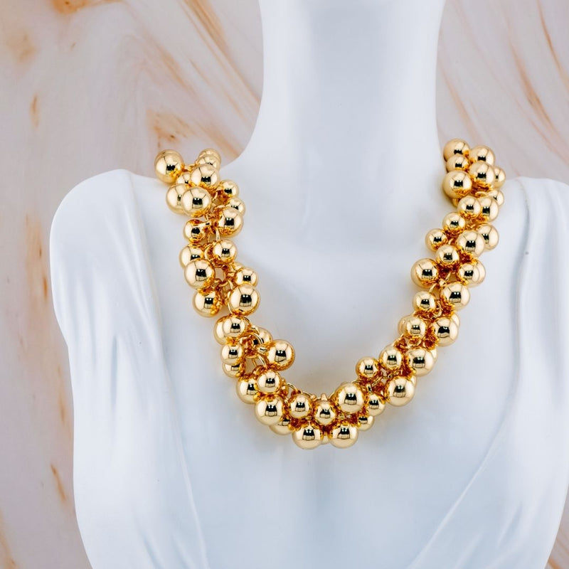 Collar estilo punk con bolitas en baño de 18k