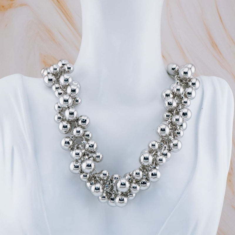 Collar estilo punk con bolitas en baño de 18k