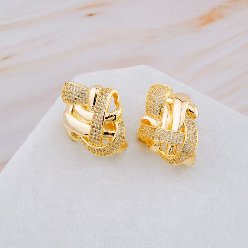 Aretes stud en tendencia con zirconias baño 18k