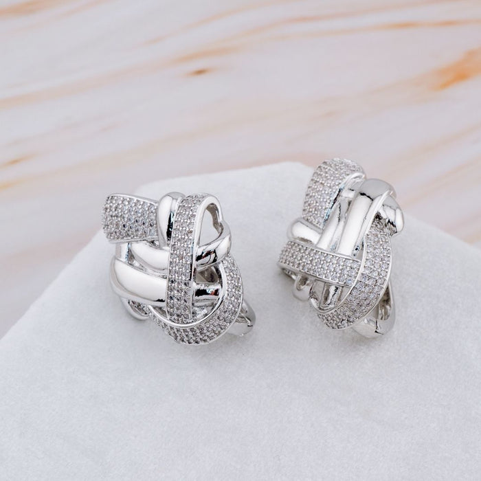 Aretes stud en tendencia con zirconias baño 18k