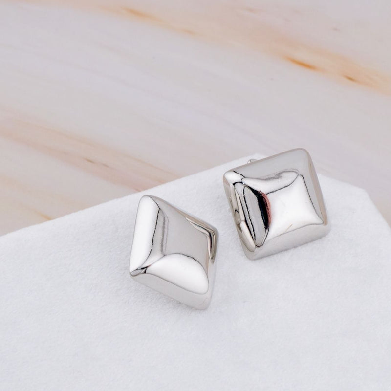 Aretes stud cuadrados baño 18k