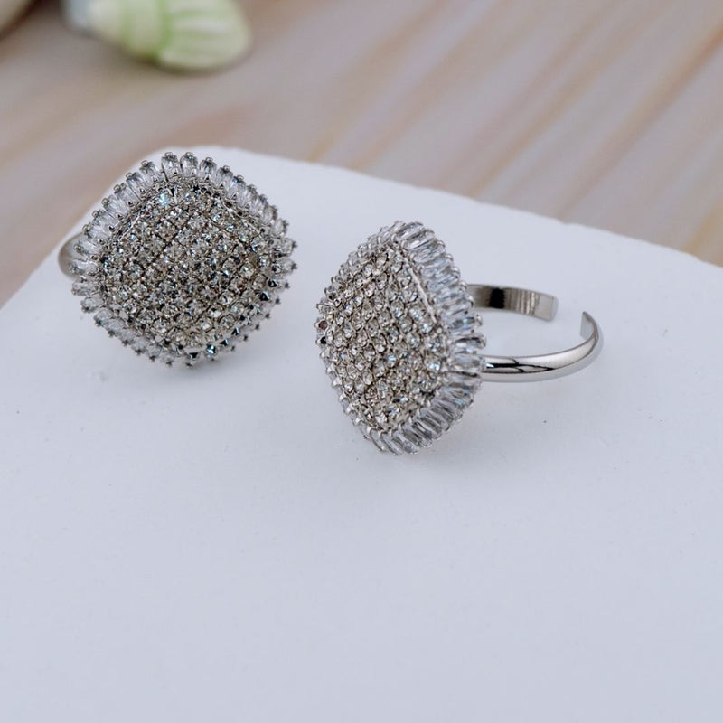 Anillo Ajustable  cuadrado con zirconia baño 18k