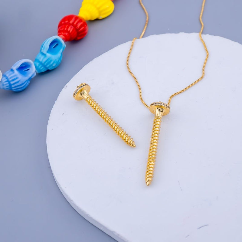 Dije micropave en forma de clavo baño 18k