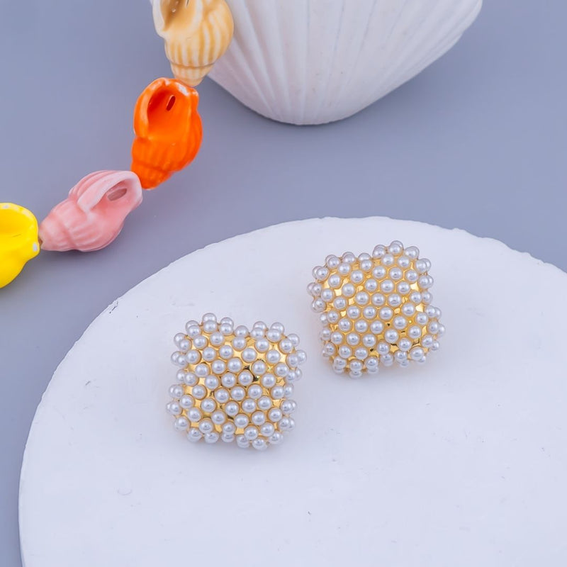 Aretes cuadrados con perlas y baño 18k