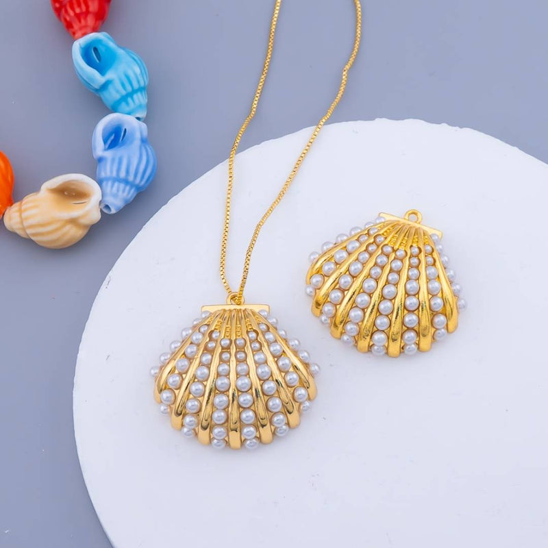 Dije concha con perlas baño 18k