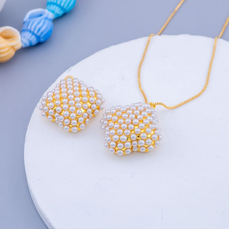 Dije micropave en forma de estrella de mar baño 18k y perlas