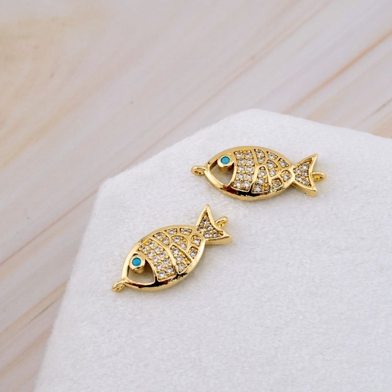 Enlace en forma de pez en micropave y baño 18k