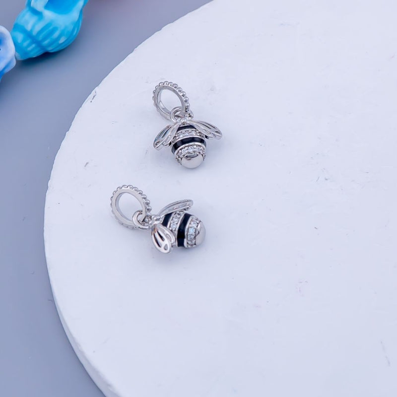 Charm con micropave abeja baño 18k