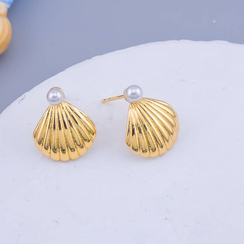 Aretes en forma de concha con perla baño 18K