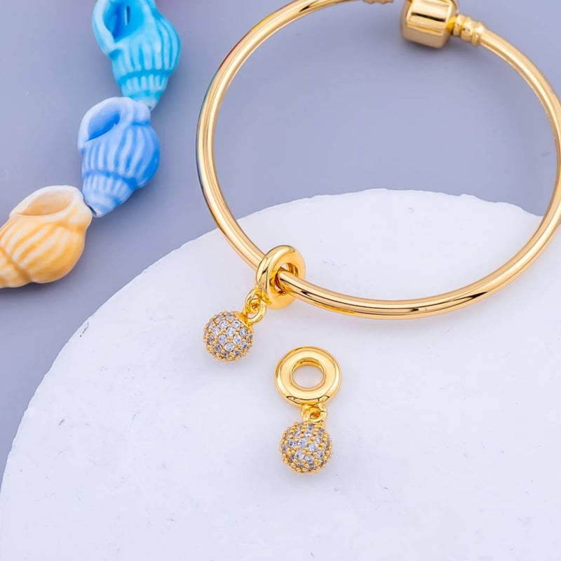 Charm con micropave bolita de futbol baño 18k