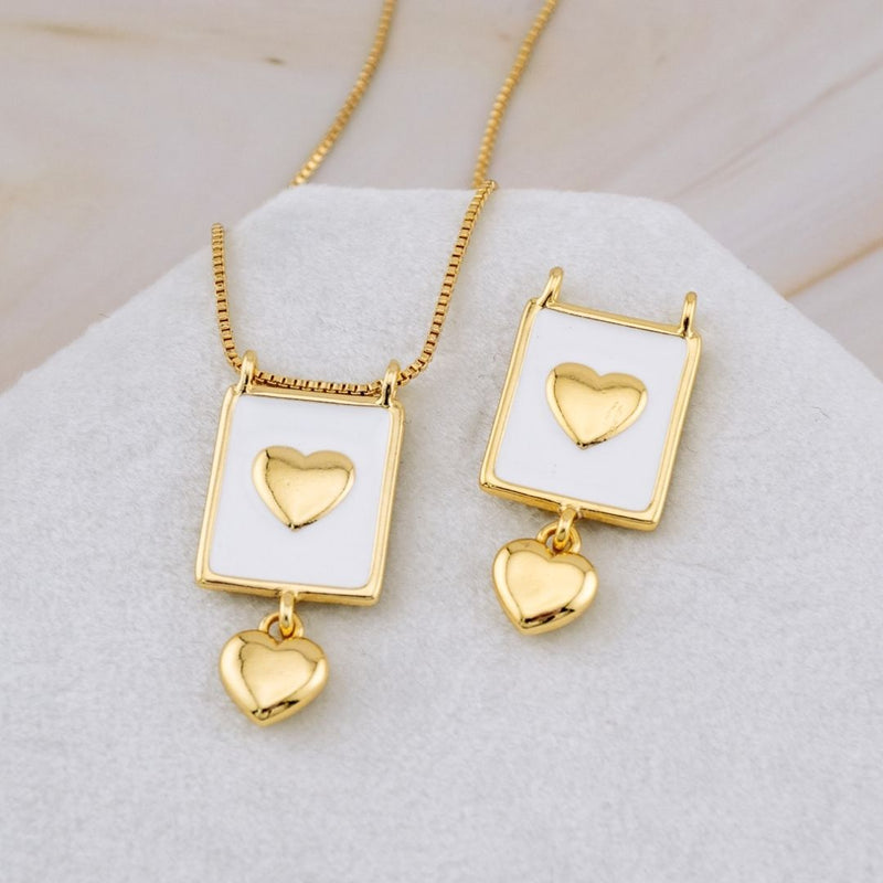 Dije medalla escapulario y colgante de corazon esmaltado baño 18k