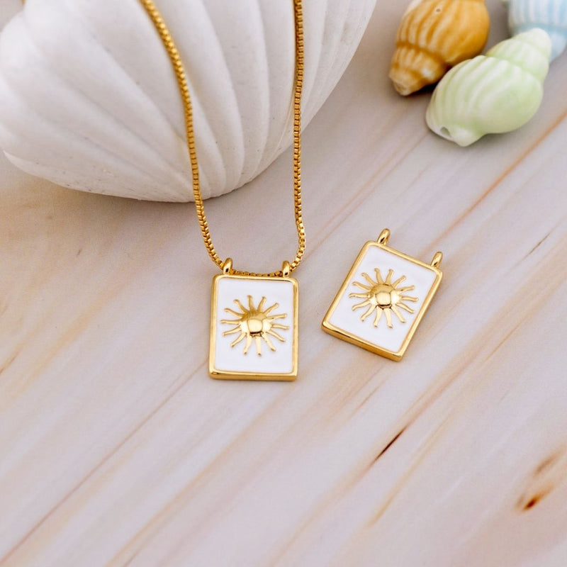 Dije medalla sol esmaltado baño 18k