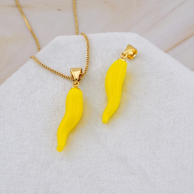 Dije en forma de chile esmaltado baño 18k