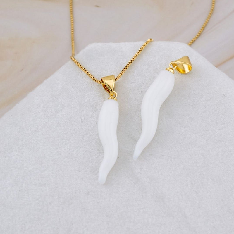 Dije en forma de chile esmaltado baño 18k