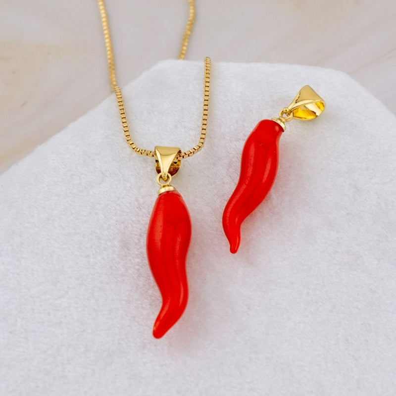 Dije en forma de chile esmaltado baño 18k