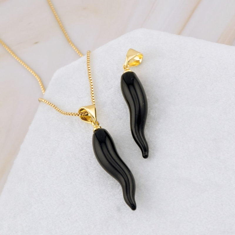 Dije en forma de chile esmaltado baño 18k