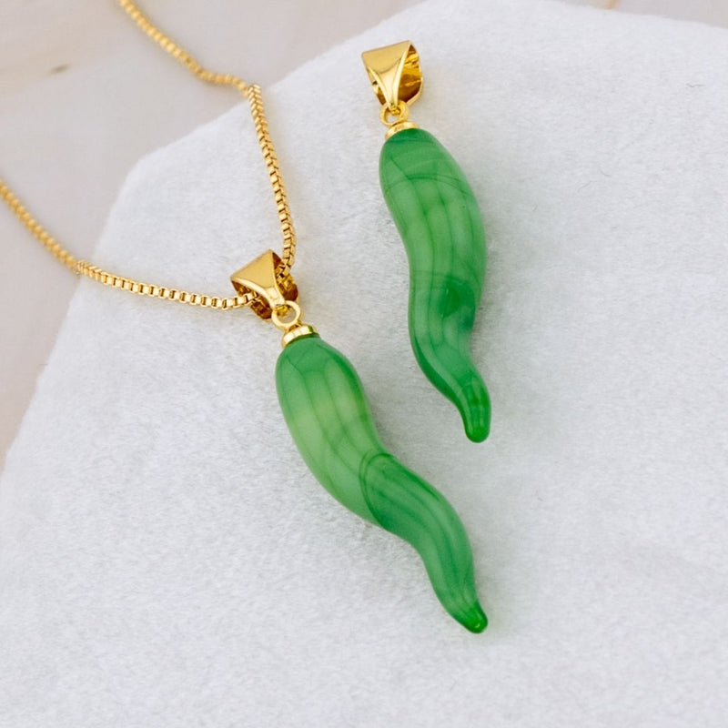 Dije en forma de chile esmaltado baño 18k