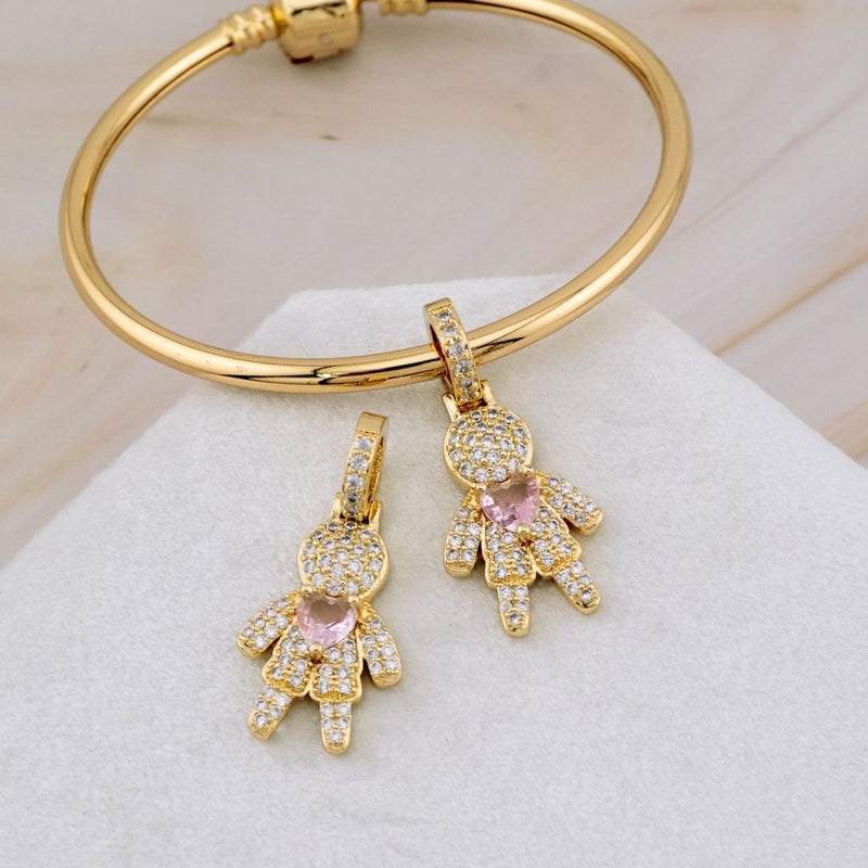 Charm en forma de niño con zirconia de corazon estilo pandora en micropave y baño 18k