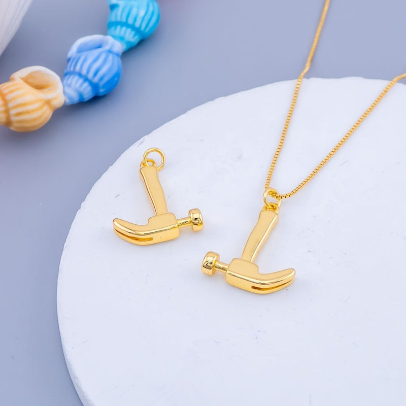 Dije en forma de martillo baño 18