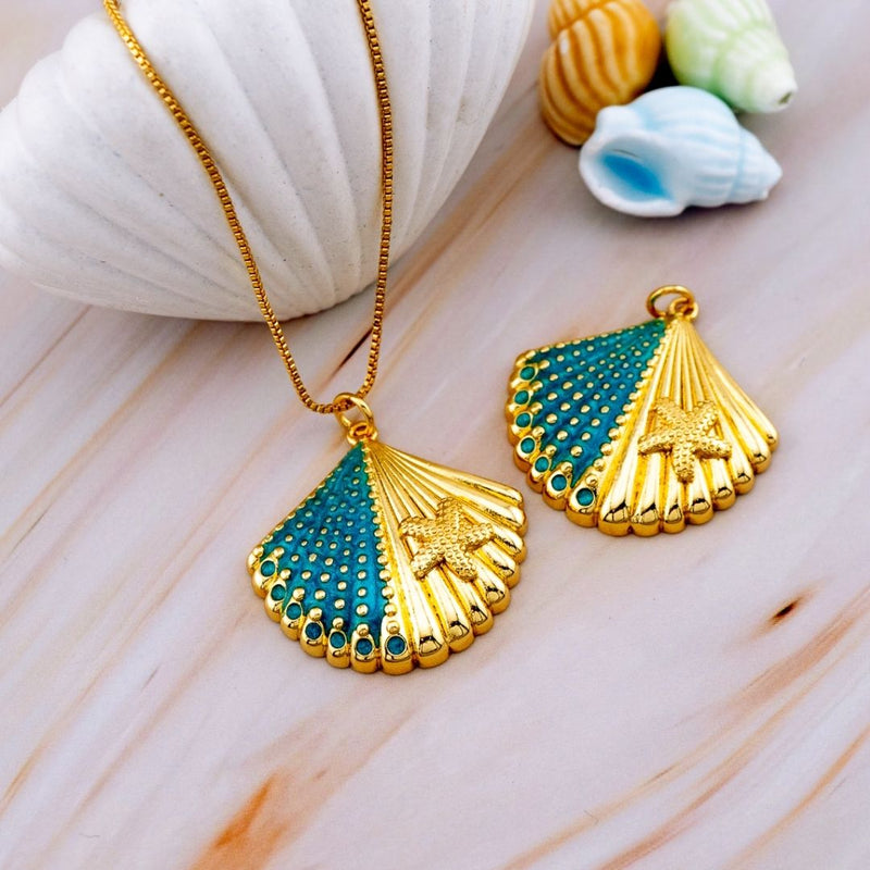 Dije esmaltado en forma de concha y estrella de mar baño 18k