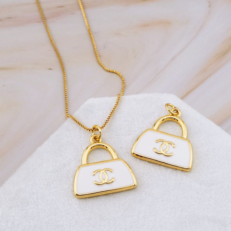 Dije de cartera con marca baño 18k