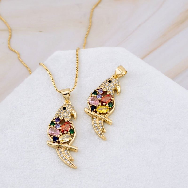 Dije de ave Guacamaya en micropave y baño 18k