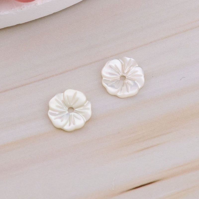 Separador en forma de flor en madre perla 8 mm